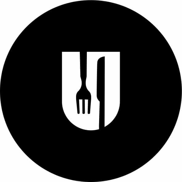 Logo Bistro u Mocnych z kształtem przypominającym U i wyciętym w niej kształtem widelca oraz noża