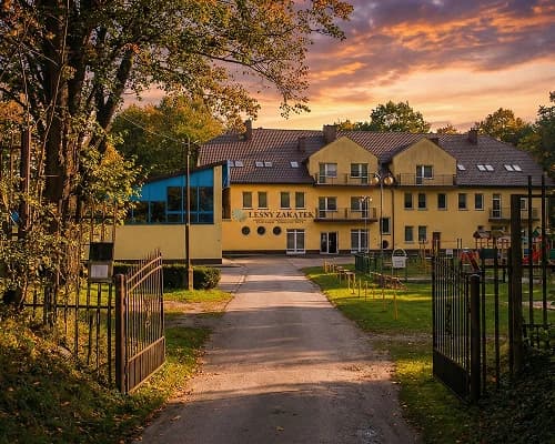 Wejście do krytego basenu w Jaroszowcu - widok z zewnątrz.