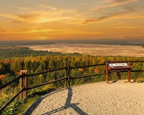 Punkt widokowy Czubatka z panoramą Pustyni Błędowskiej w tle.