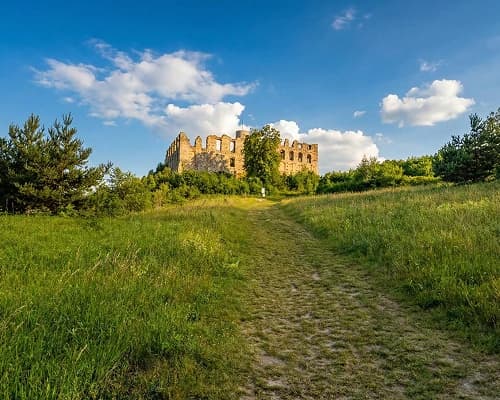 Zamek Rabsztyn widziany od strony południowej, fragmenty murów.