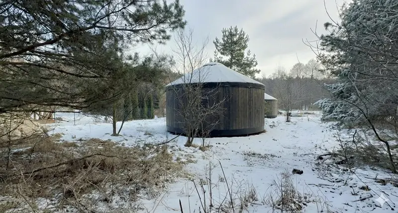 Zdjęcie jurty na polanie w Golczowicach