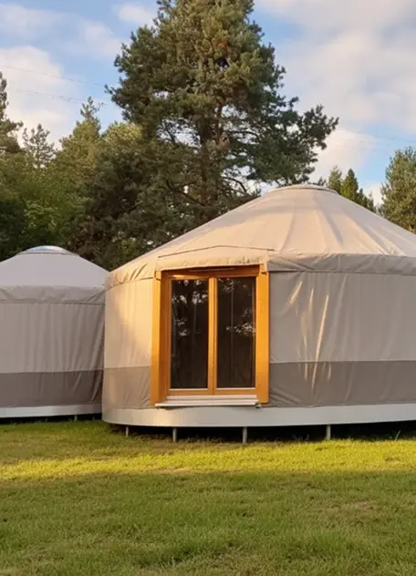 Jurta w lesie, widok z przodu