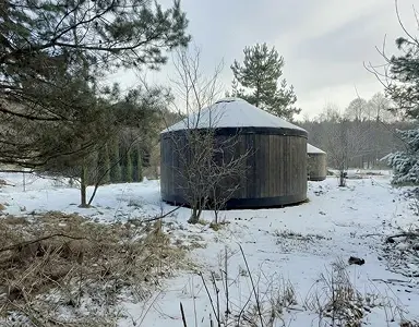 Jurta w polu, zdjecie z przodu