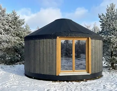 Jurta w polu, zdjecie z przodu