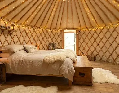 Wnętrze jurty, część wypoczynkowa