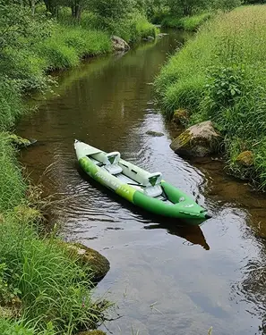 Zdjęcie kajaku 2-osobowego na małej rzece