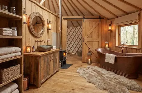 Widok w jurcie z łazienki na łóżko i część wypoczynkową