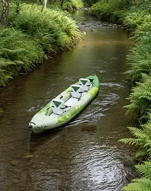 Zdjęcie kajaku 3-osobowego na małej rzece
