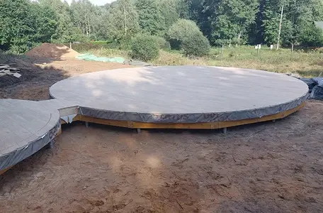 Budowa jurty, etap 2: Ukończona okrągła, drewniana platforma fundamentowa pod jurtę.