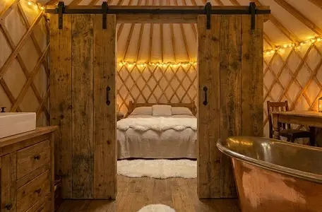 Wnętrze łazienki w jurcie z umywalką i wanną