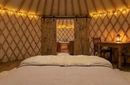 Widok z łóżka na łazienkę w jurcie