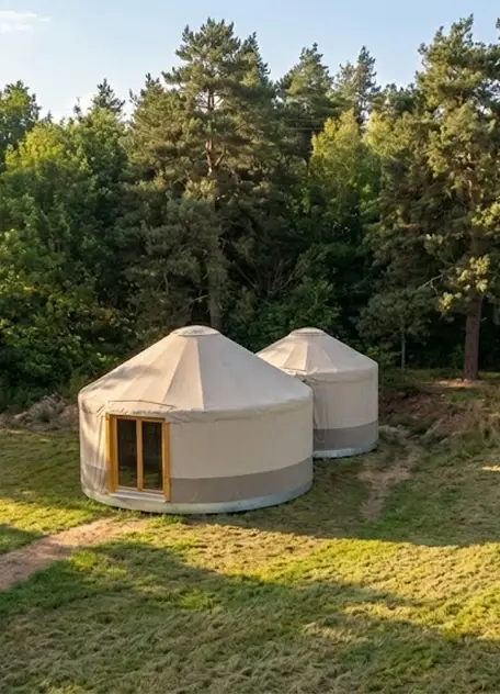 Jurta z lotu ptaka, otoczona lasem