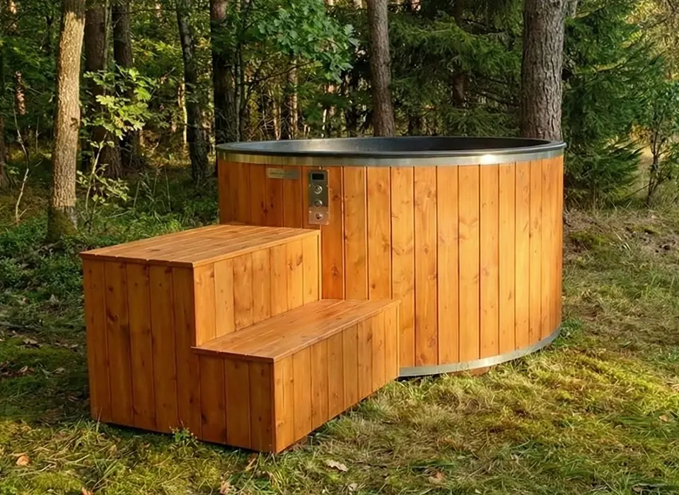 Zdjęcie przedstawiajace jacuzzi do skorzystania w jurtach