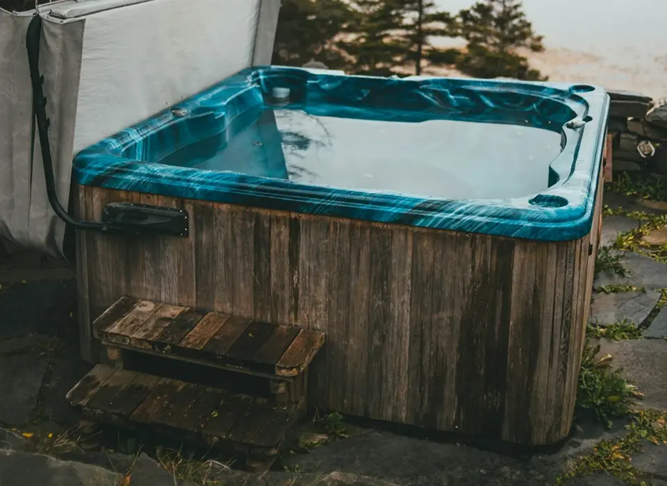 Zdjęcie przedstawiajace jacuzzi do skorzystania w jurtach