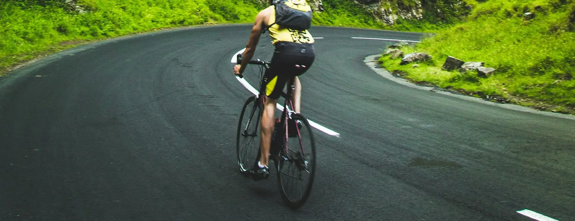 Zdjęcie przedstawiające rowyrzystę na krętej trasie zjazdowej z jurty