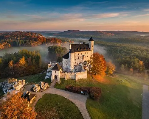Widok na Zamek Bobolice w jasnym świetle - panorama z góry