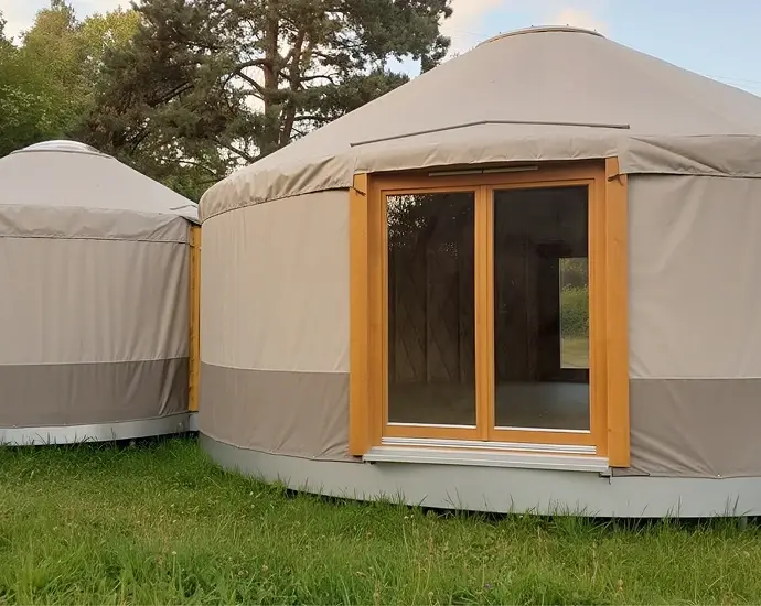 Zdjęcia jurty pod sosnami