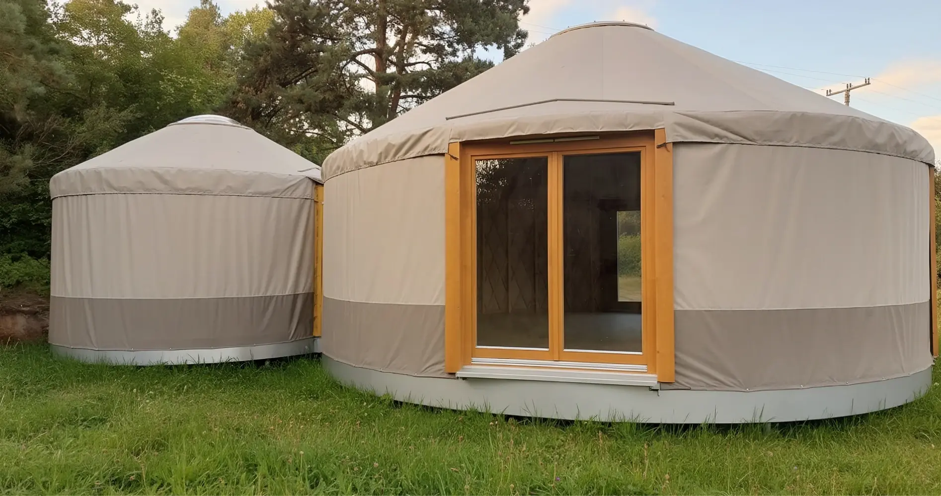 Jurajska jurta na tle drzew, krzewów i natury - glamping z alpakami