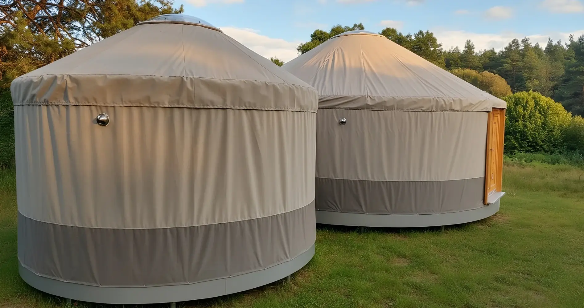 Jurajska jurta na tle drzew, krzewów i natury - glamping z alpakami