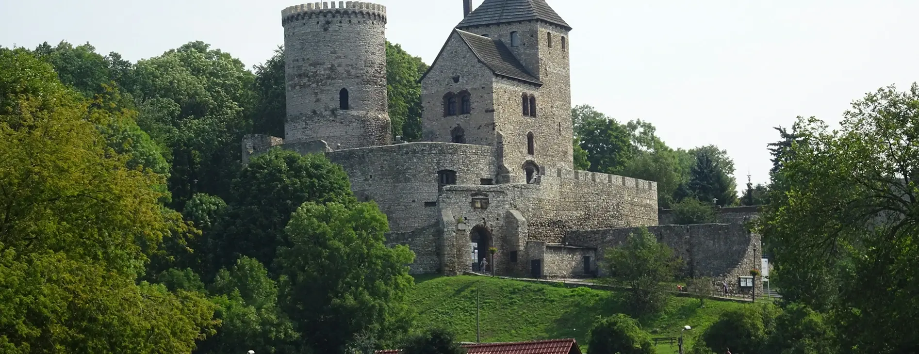 Zdjęcie zabytkowego zamku w pobliżu Golczowickich Jurt