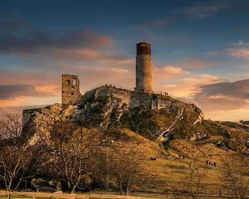 Ruiny zamku w Olsztynie na wapiennym wzgórzu - panorama jurajska.