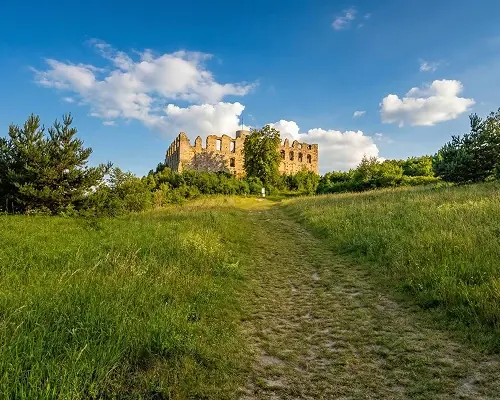 Zamek Rabsztyn widziany od strony południowej, fragmenty murów