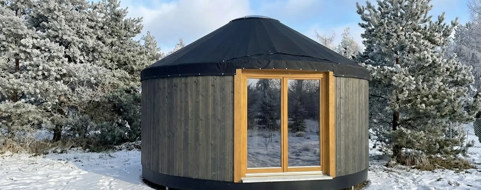 Zdjęcie jurty o nazwie Jurta Pod Gwiazdami wśród przyrody, lasów i łąk