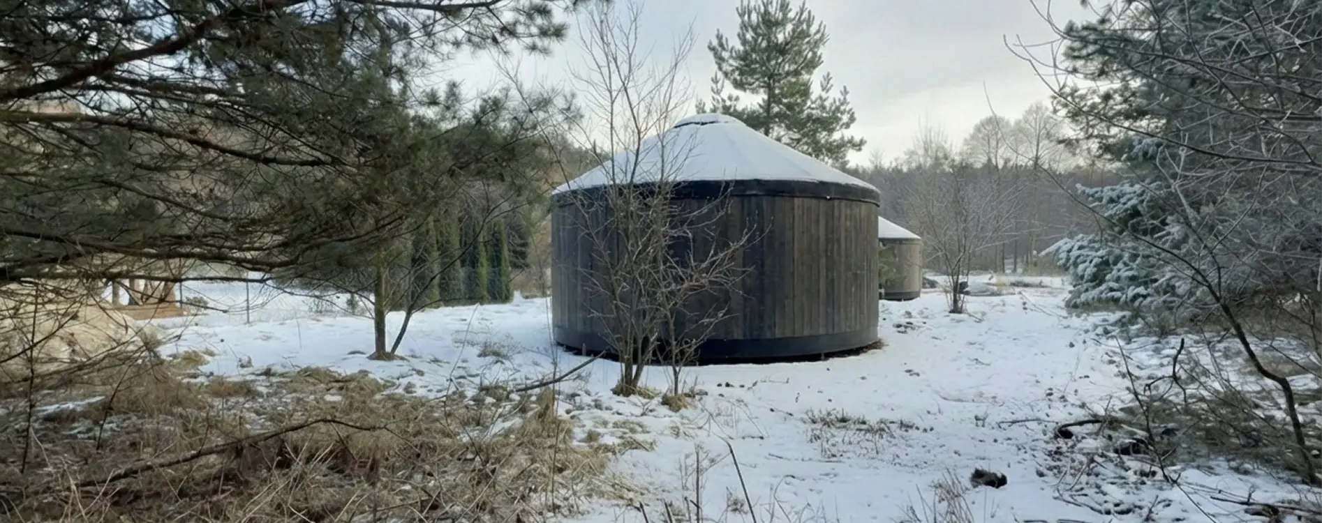 Zdjęcie jurty o nazwie Jurta Skalny Zakątek wśród przyrody, lasów i łąk