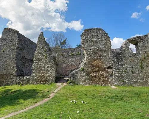 Na zdjęciu ruiny zamku Bydlin